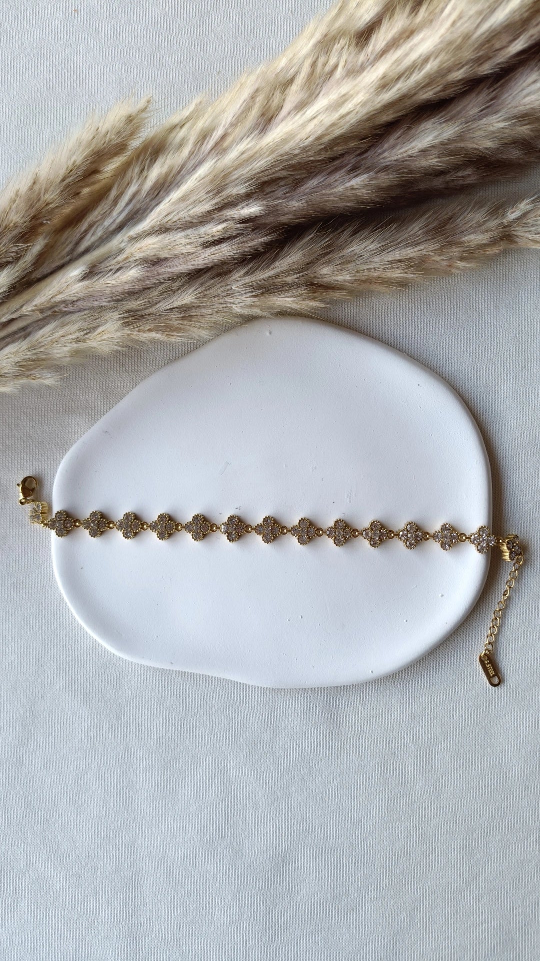 Pulseira de Aço Dourado Inspiração Swarovski de Trevos com Brilhantes Brancos