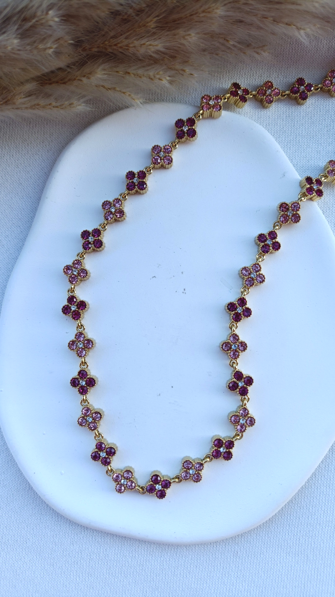 Colar de Aço Dourado Inspiração Swarovski de Trevo com Brilhantes Rosa