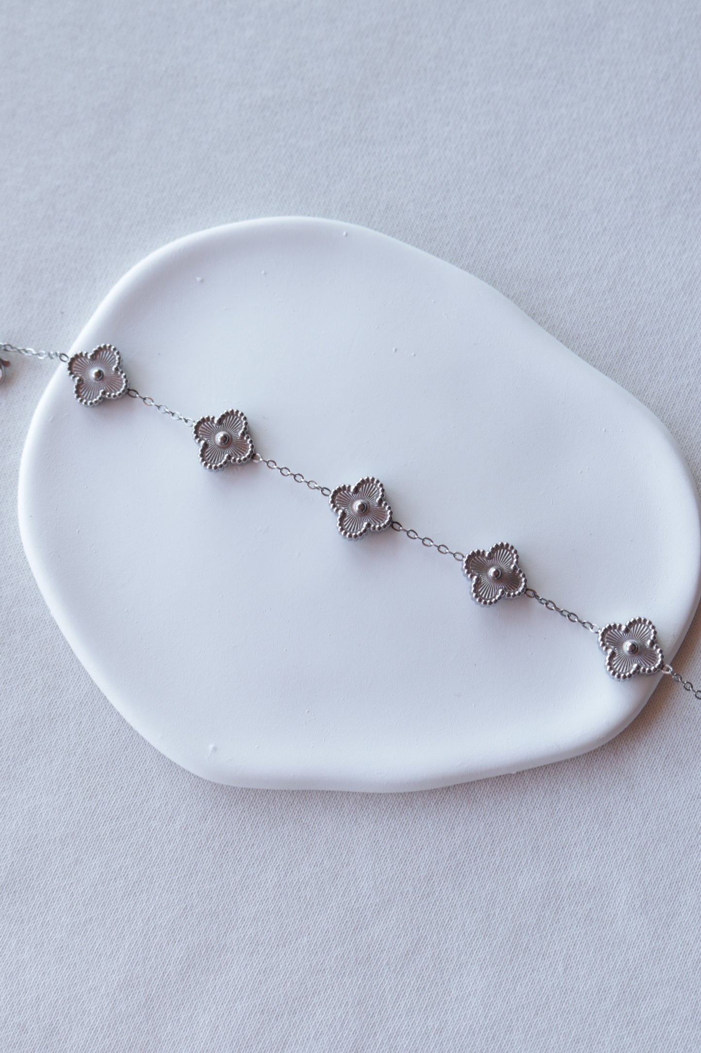 Pulseira de Aço Prateado de 5 Trevos