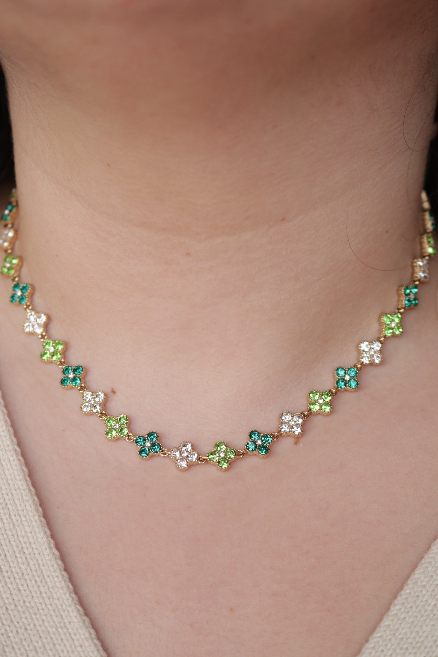 Colar de Aço Dourado Inspiração Swarovski de Trevo com Brilhantes Verdes