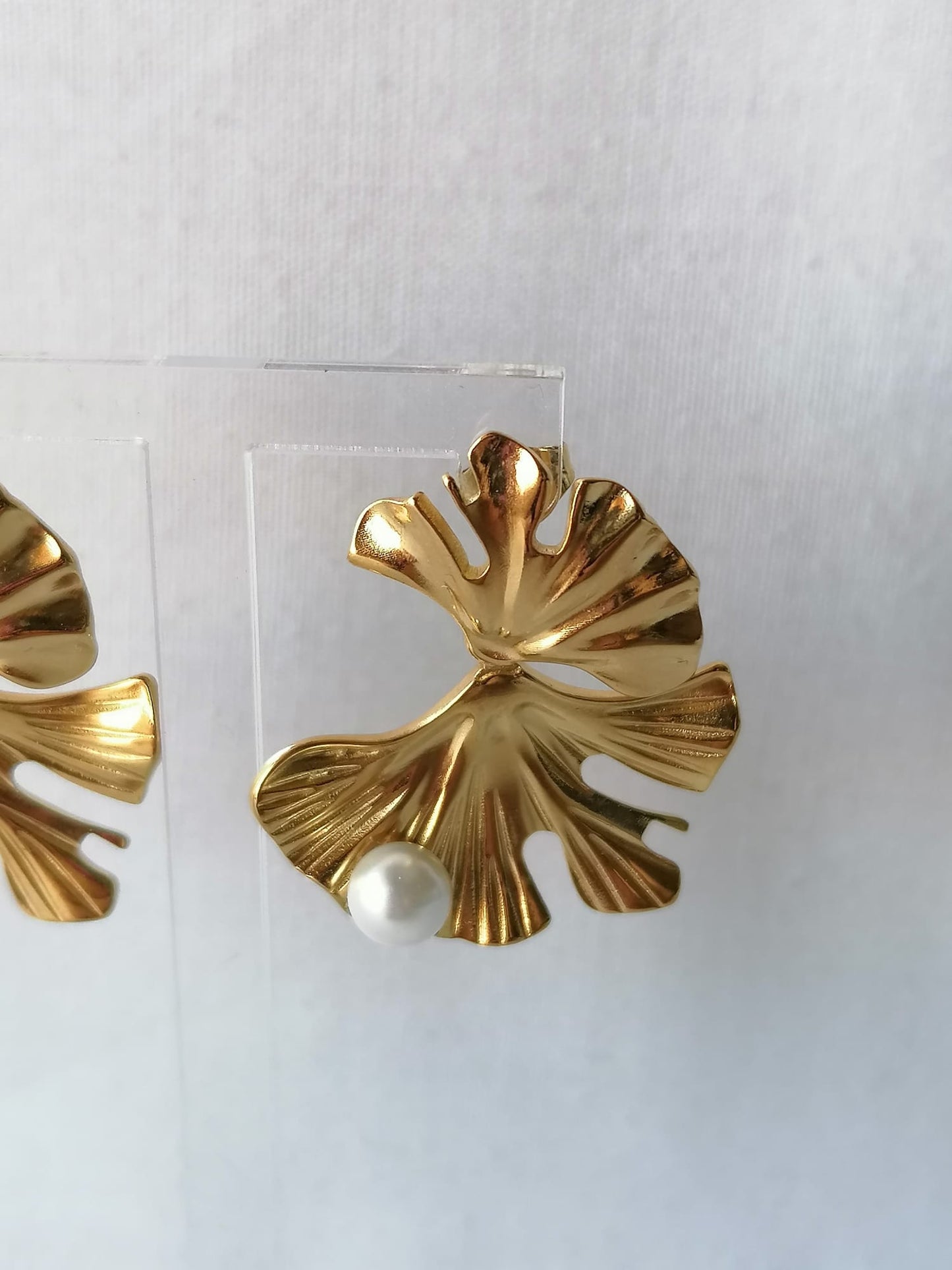 Brincos de Aço Dourado de Dupla Folha com Pérola