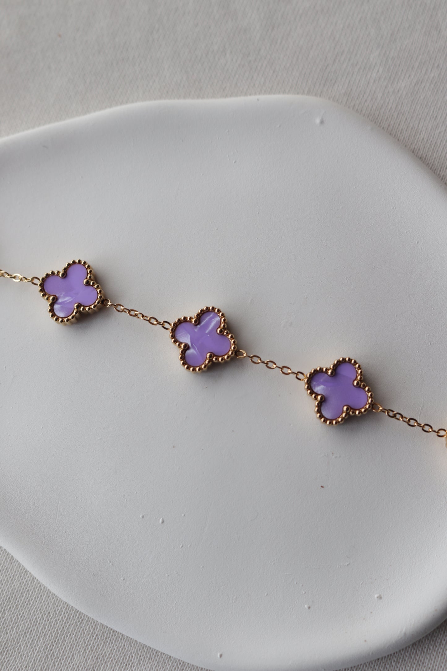 Pulseira de Aço Dourado de 5 Trevos Lilás Madrepérola