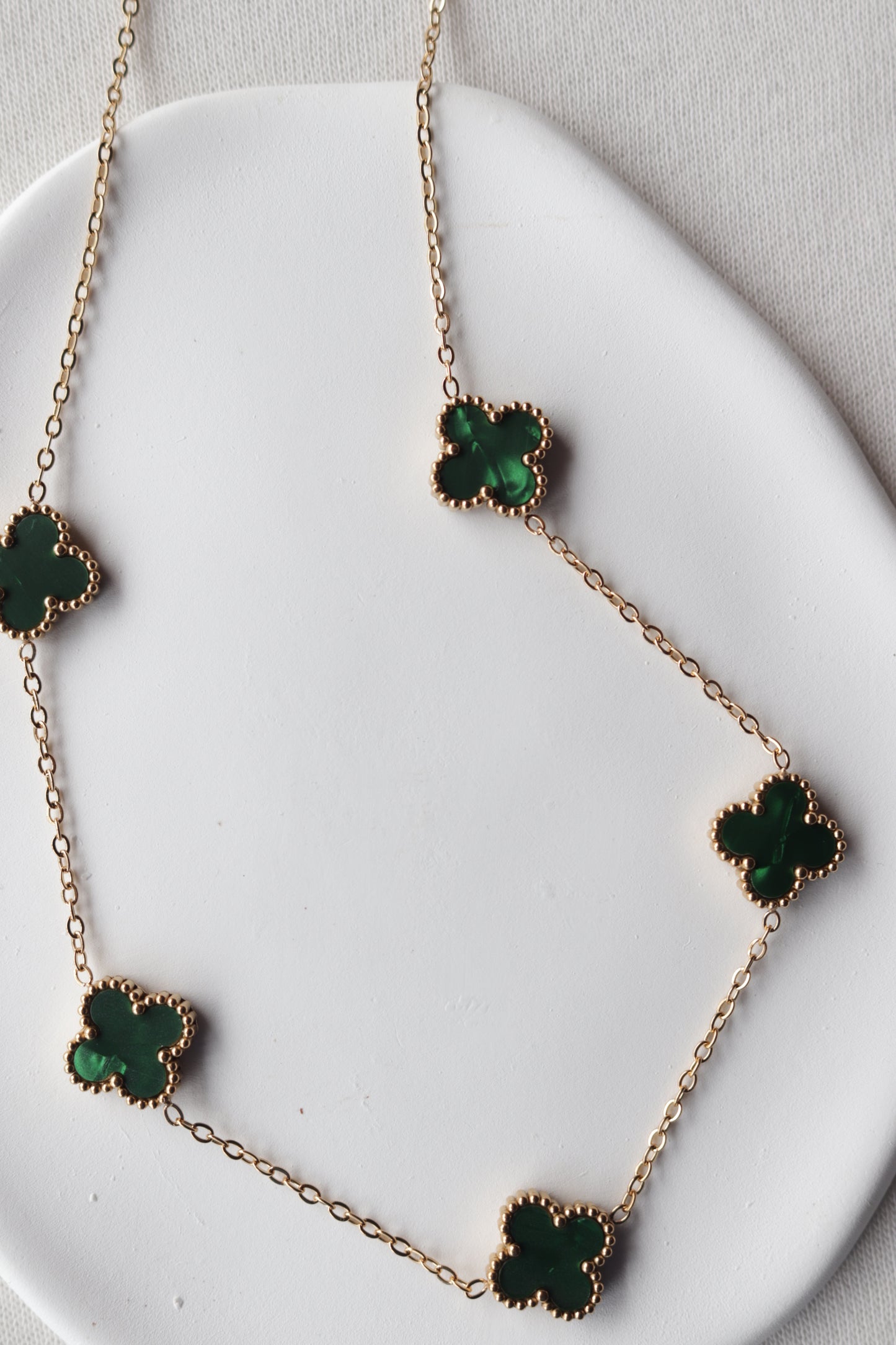Colar de Aço Dourado de 5 Trevos Verdes Madrepérola