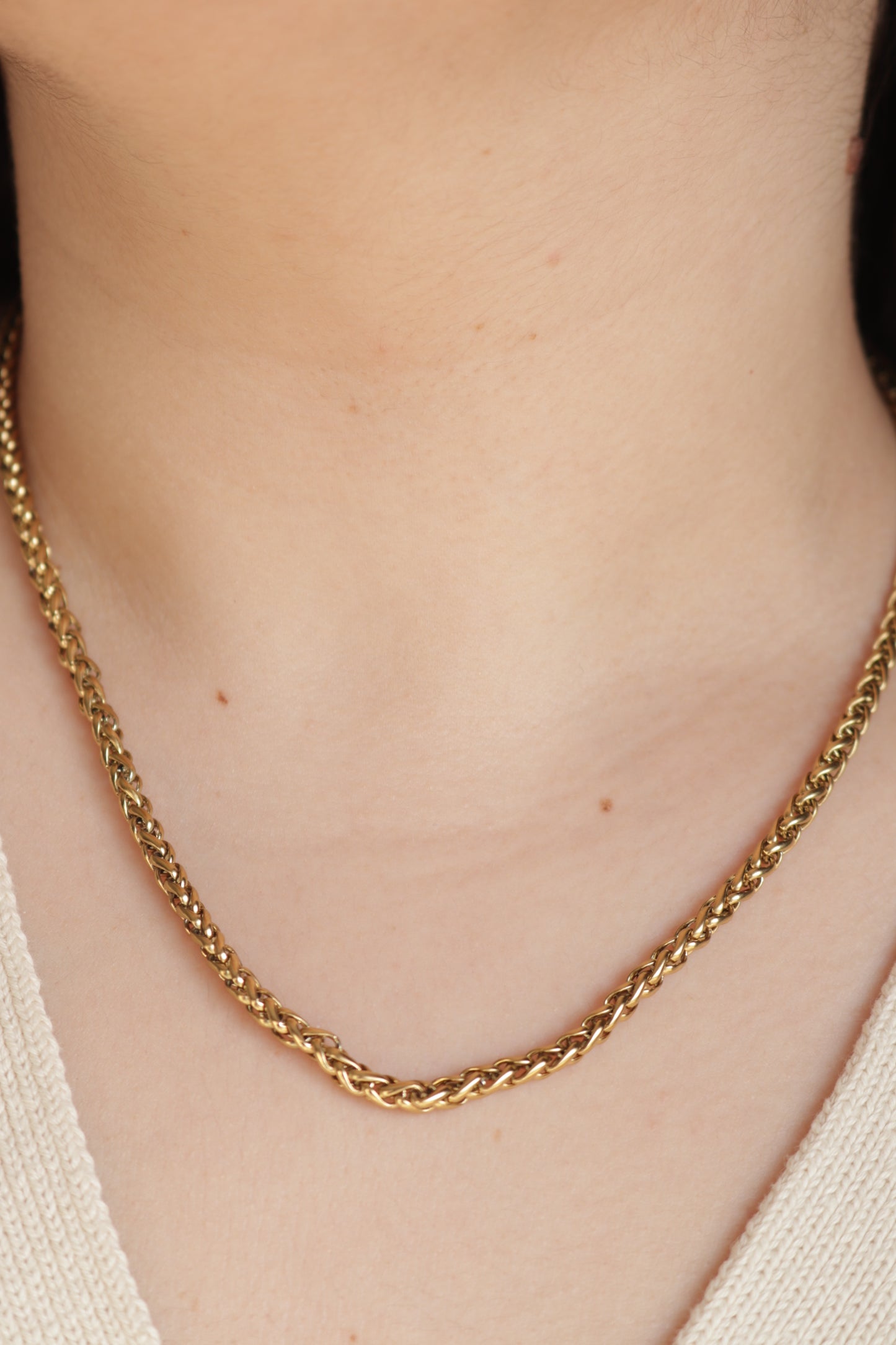 Colar de Aço Dourado Entrelaçado