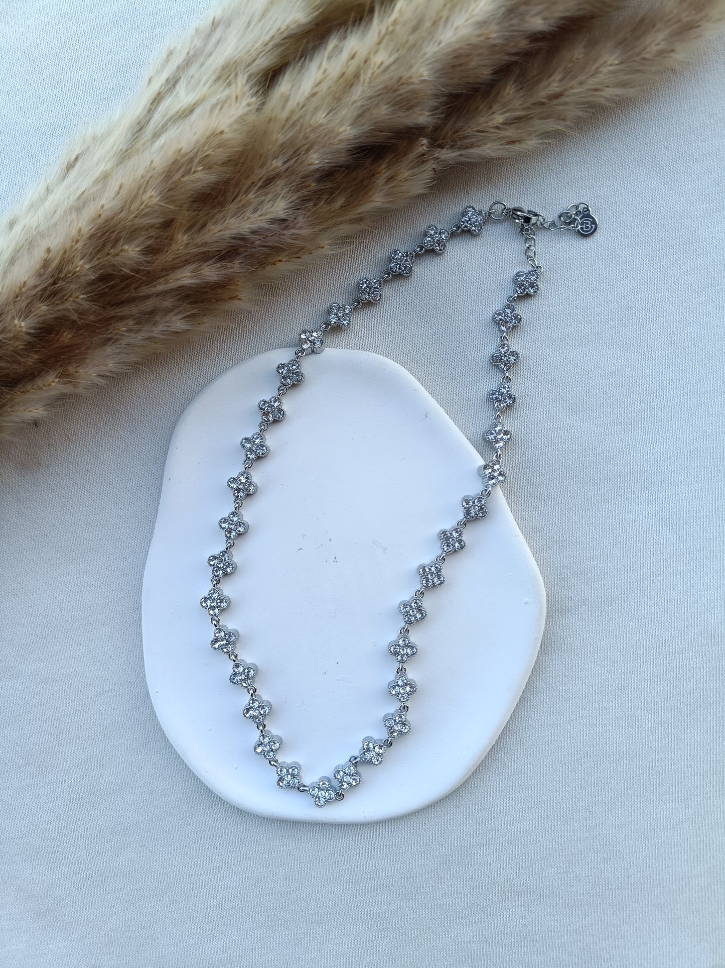 Colar de Aço Prateado Inspiração Swarovski de Trevo com Brilhantes