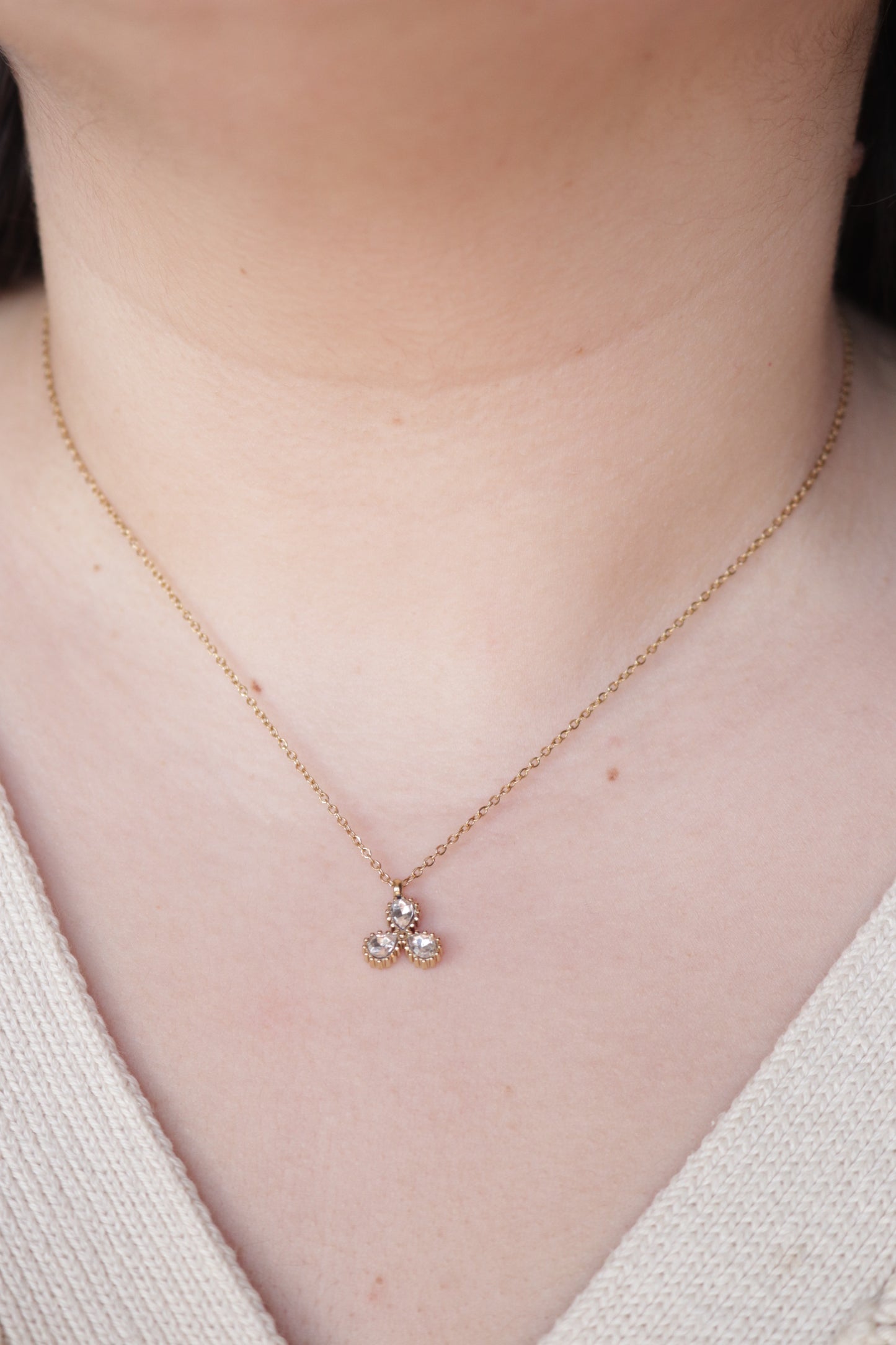 Colar de Aço Dourado com 3 Brilhantes