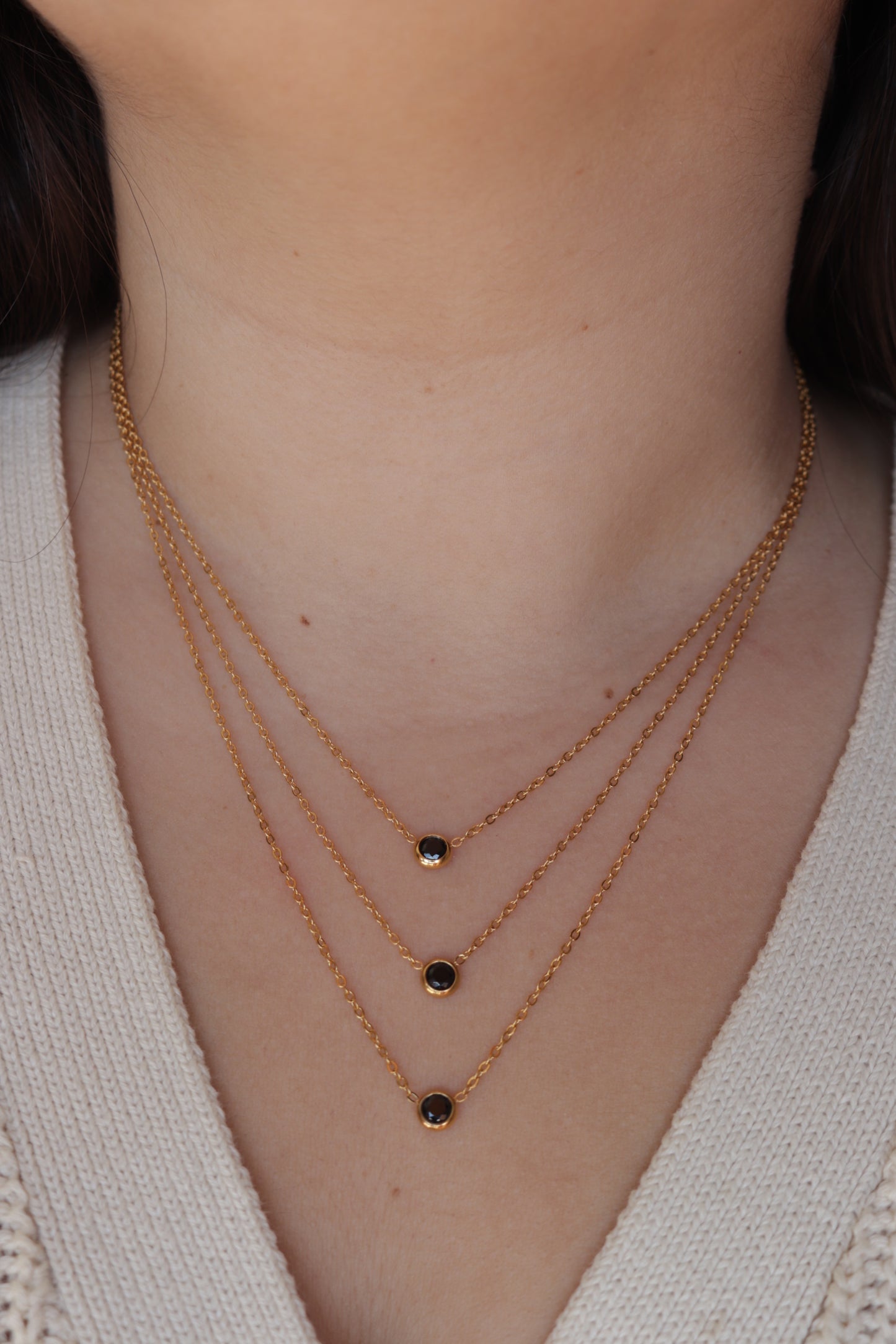 Colar de Aço Dourado Triplo com Zircónias Pretas
