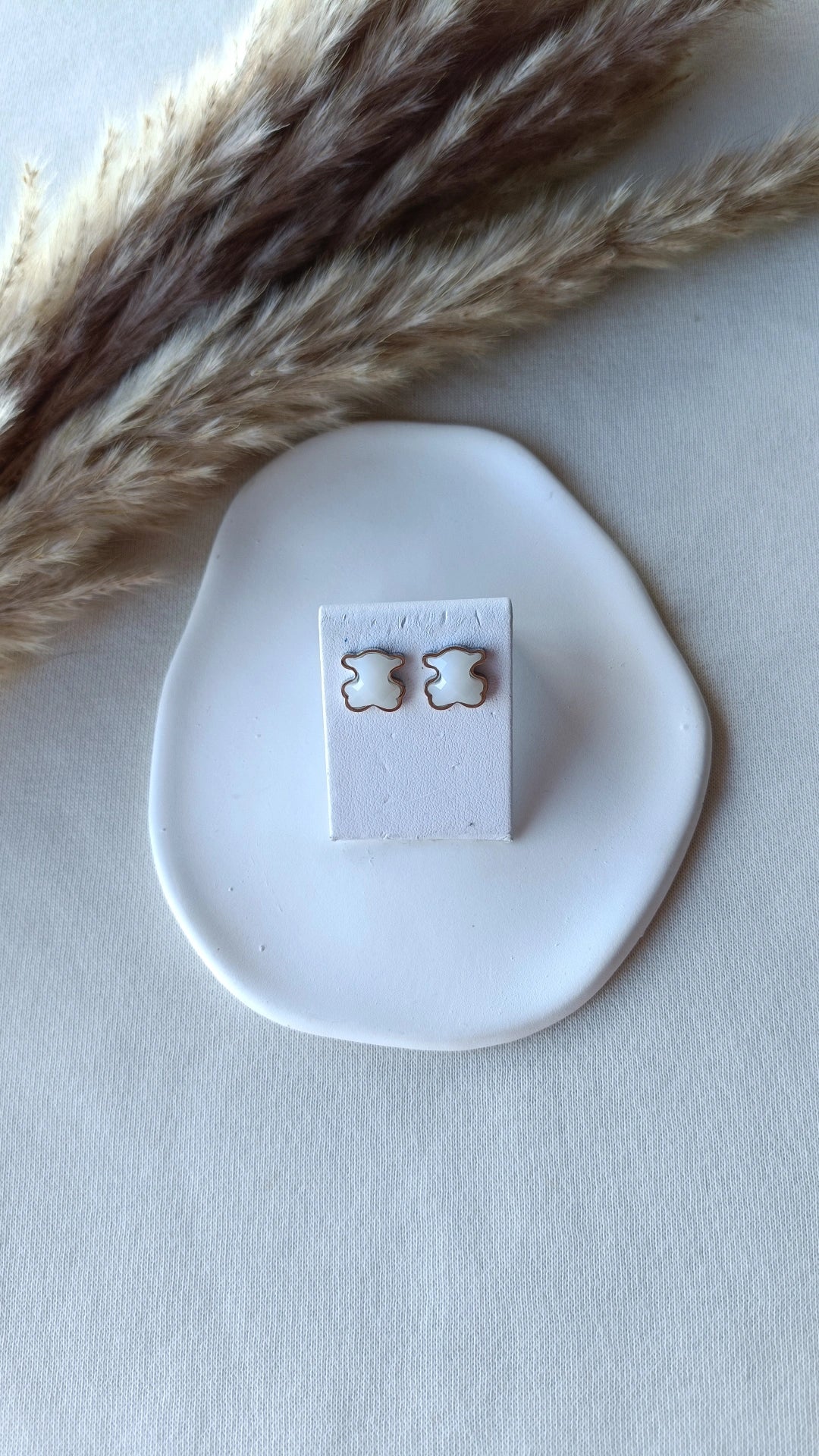 Brincos de Aço Prateado de Urso Branco Madrepérola
