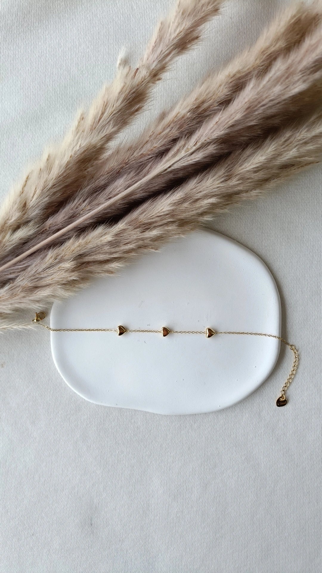 Pulseira de Aço Dourado com 3 Mini Corações