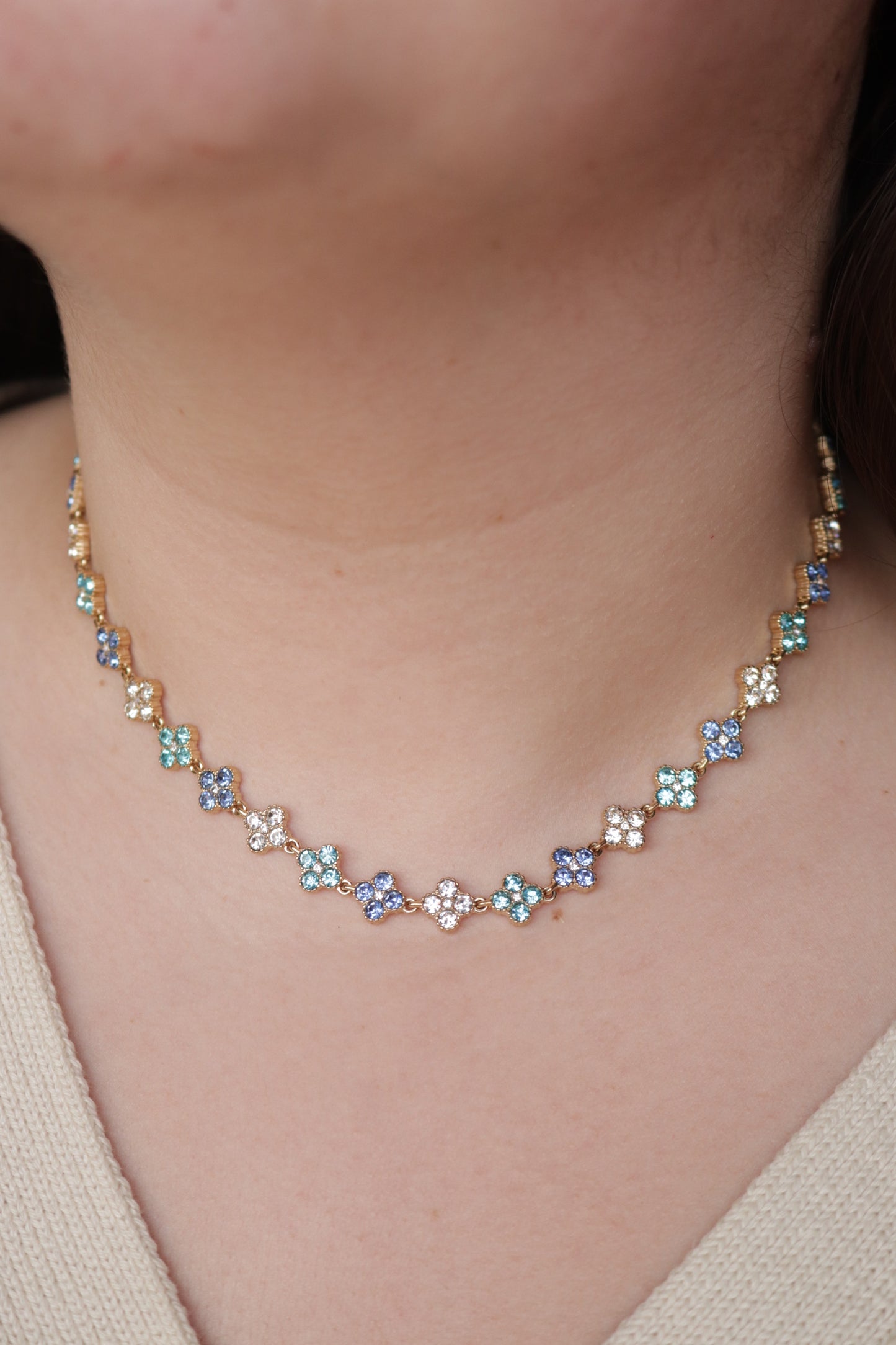 Colar de Aço Dourado Inspiração Swarovski de Trevo com Brilhantes Azuis