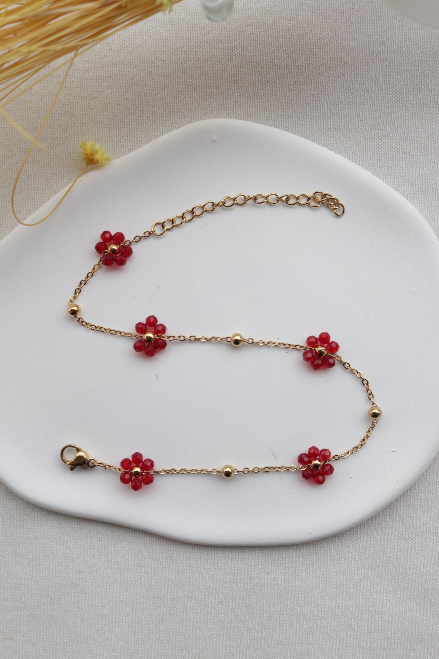 Pulseira de Aço Dourado de Pé com Flores Vermelhas de Missangas