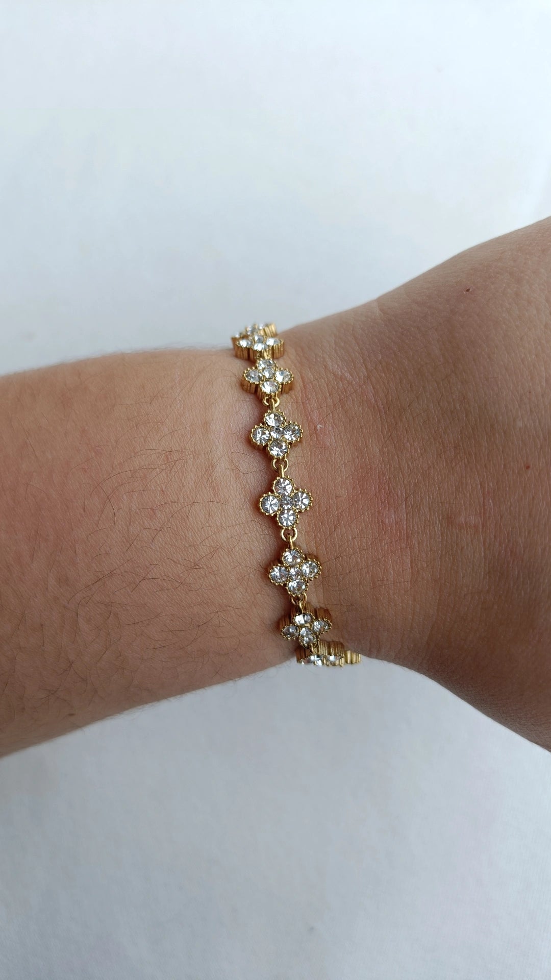 Pulseira de Aço Dourado Inspiração Swarovski de Trevos com Brilhantes Brancos