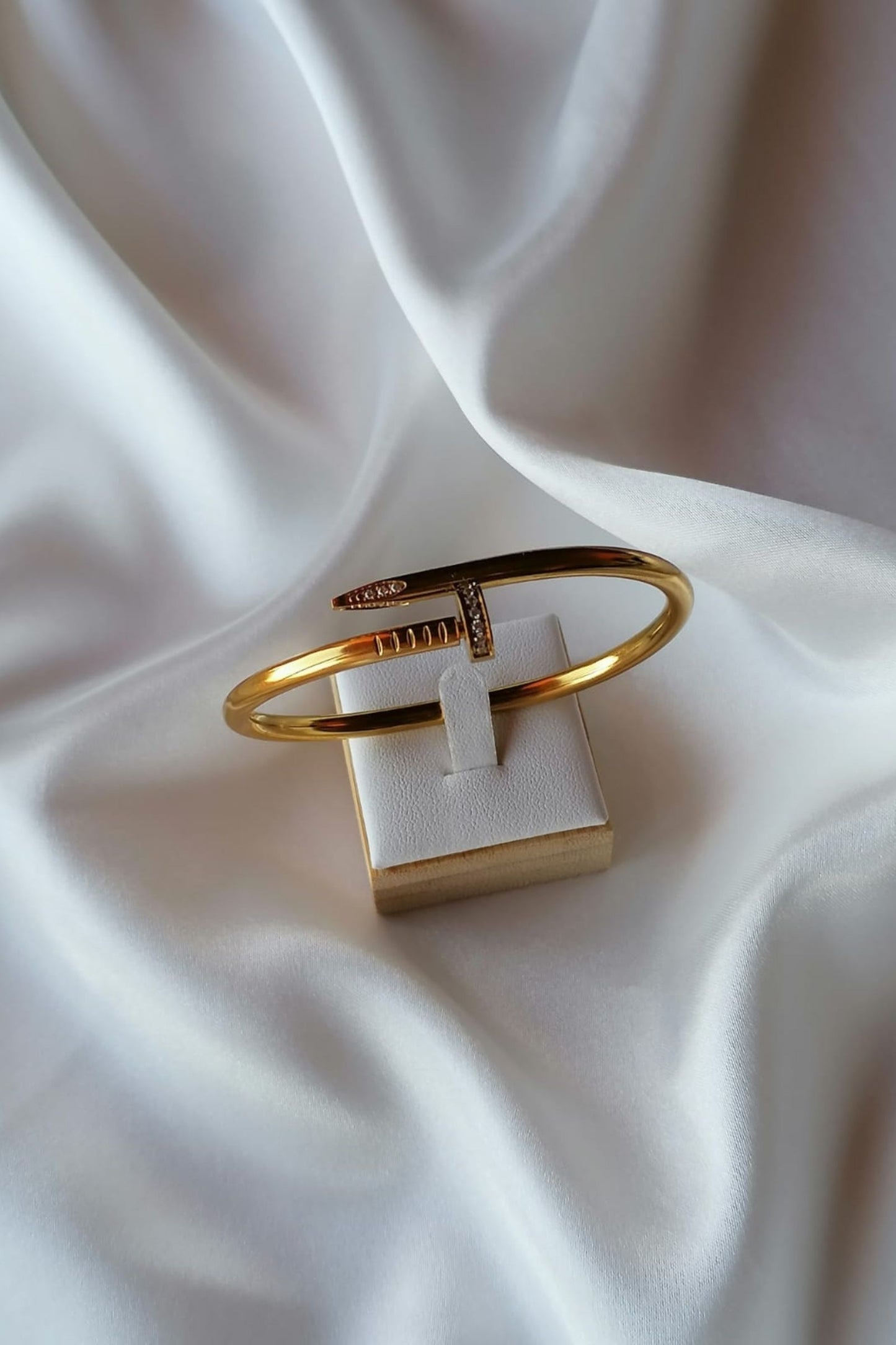 Pulseira de Aço Dourado de Prego com Brilhantes