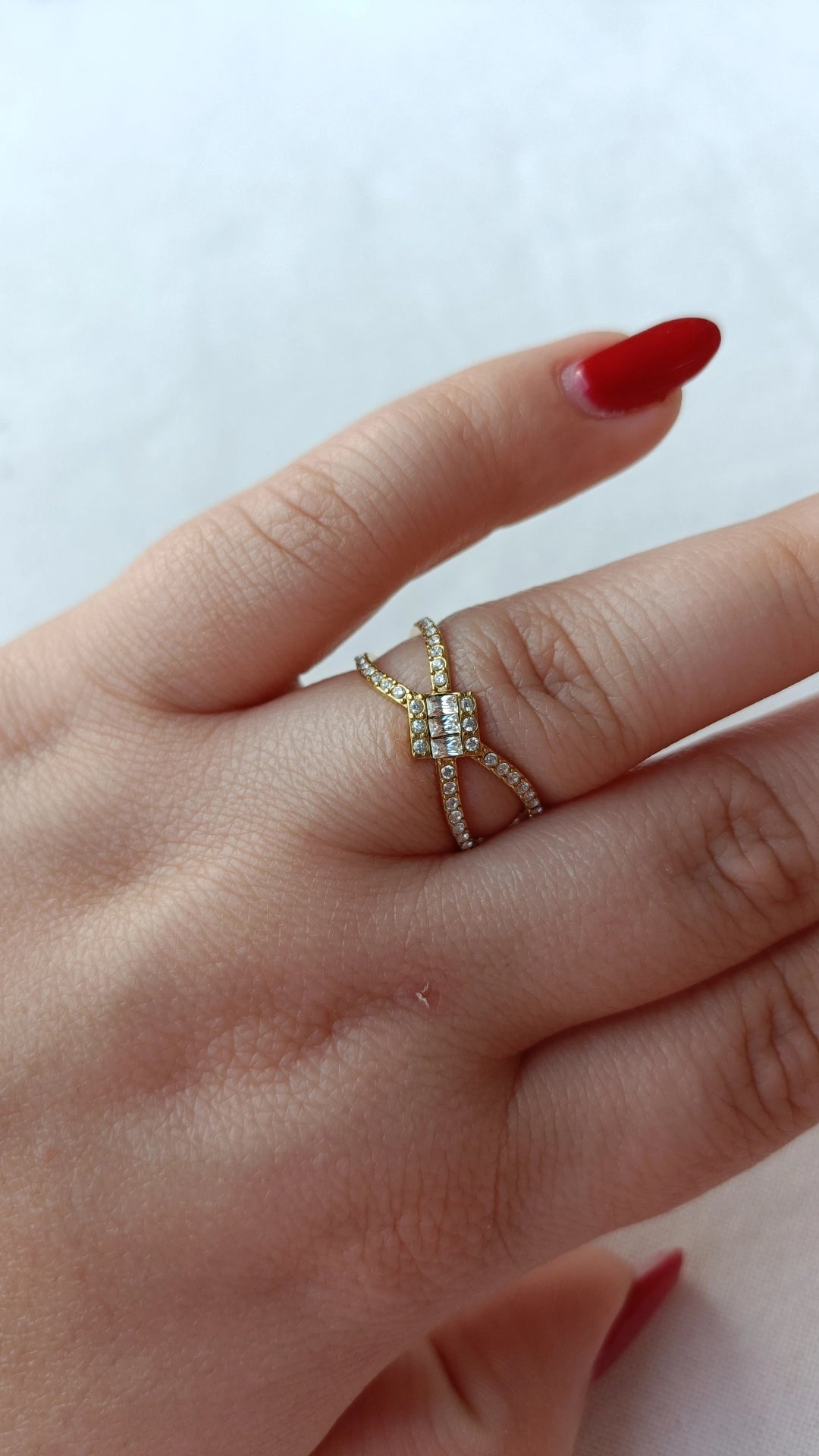 Anel de Aço Dourado Duplo com Brilhantes