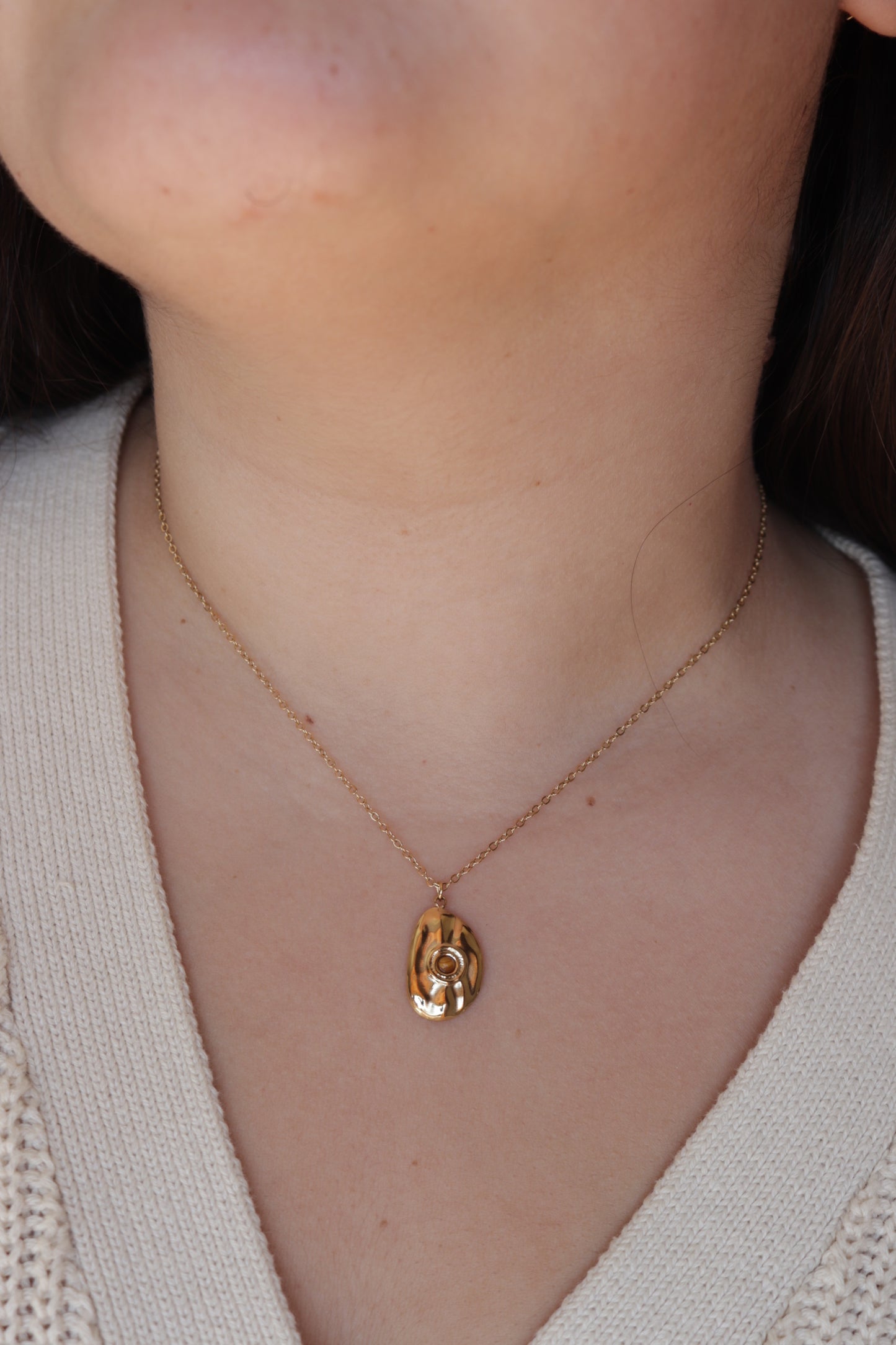 Colar de Aço Dourado com Pedra Irregular em Castanho