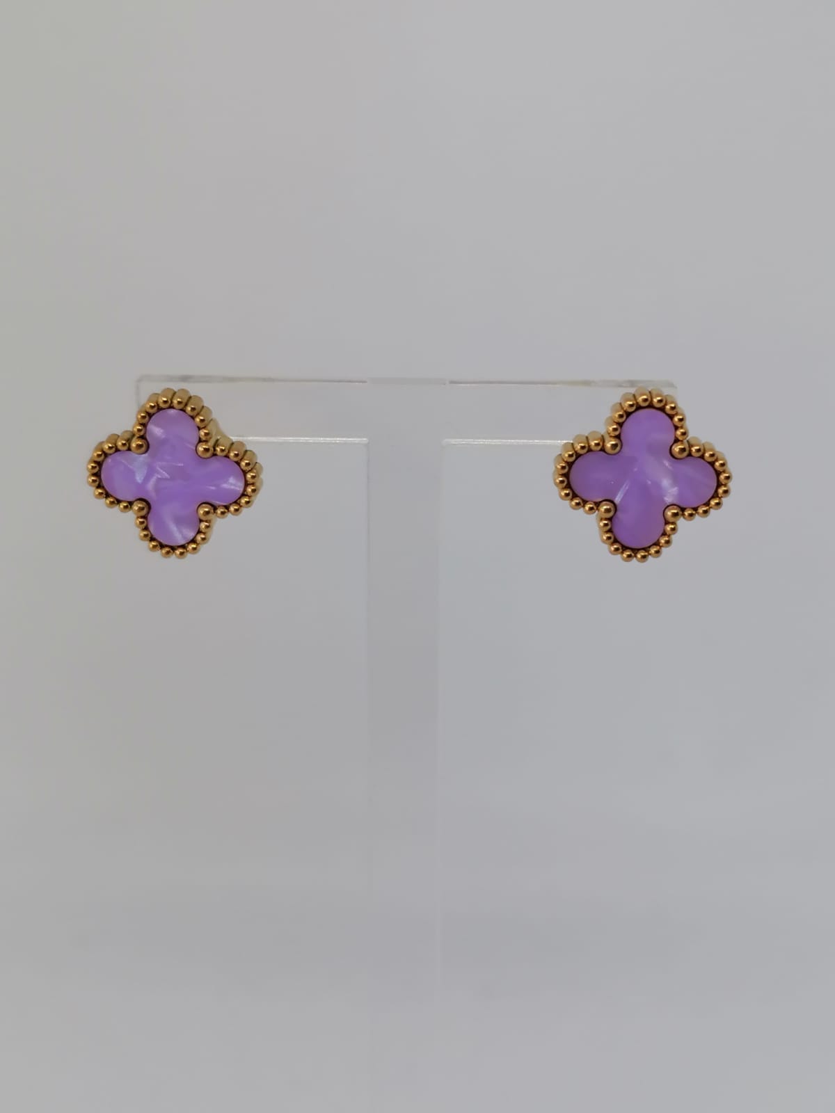 Brincos de Aço Dourado de Trevo Lilás Madrepérola
