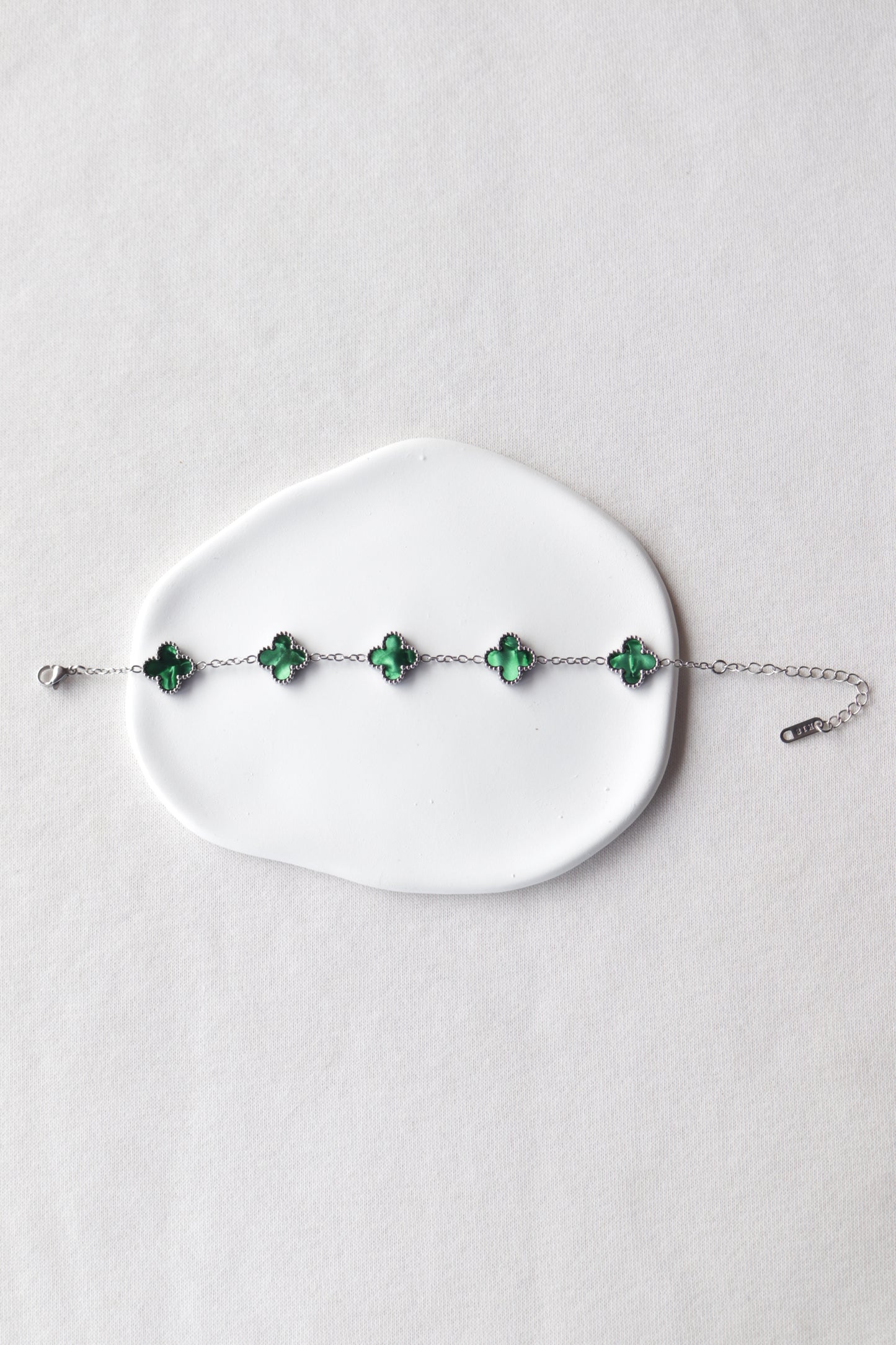 Pulseira de Aço Prateado de 5 Trevos Verdes Madrepérola