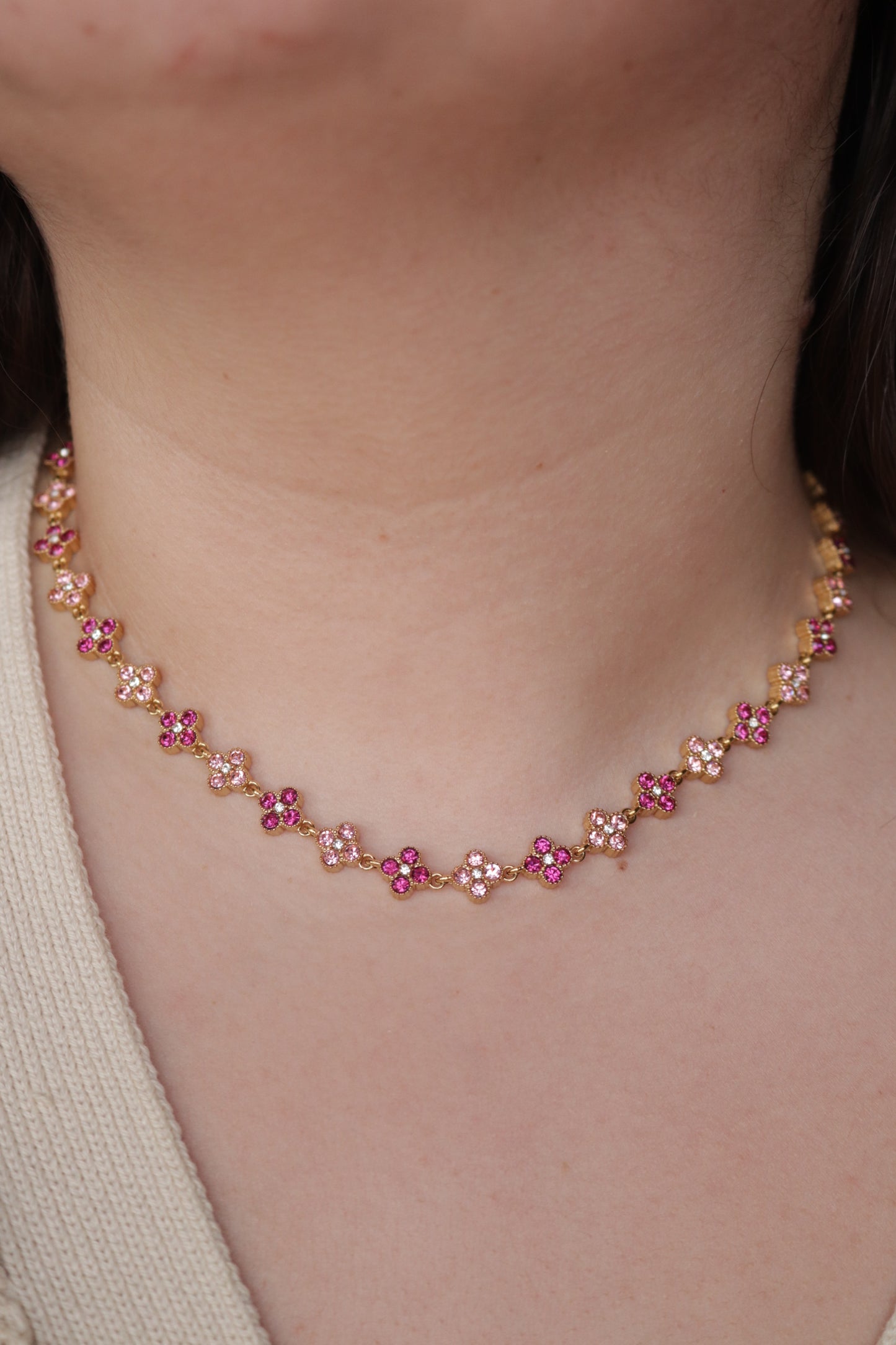 Colar de Aço Dourado Inspiração Swarovski de Trevo com Brilhantes Rosa