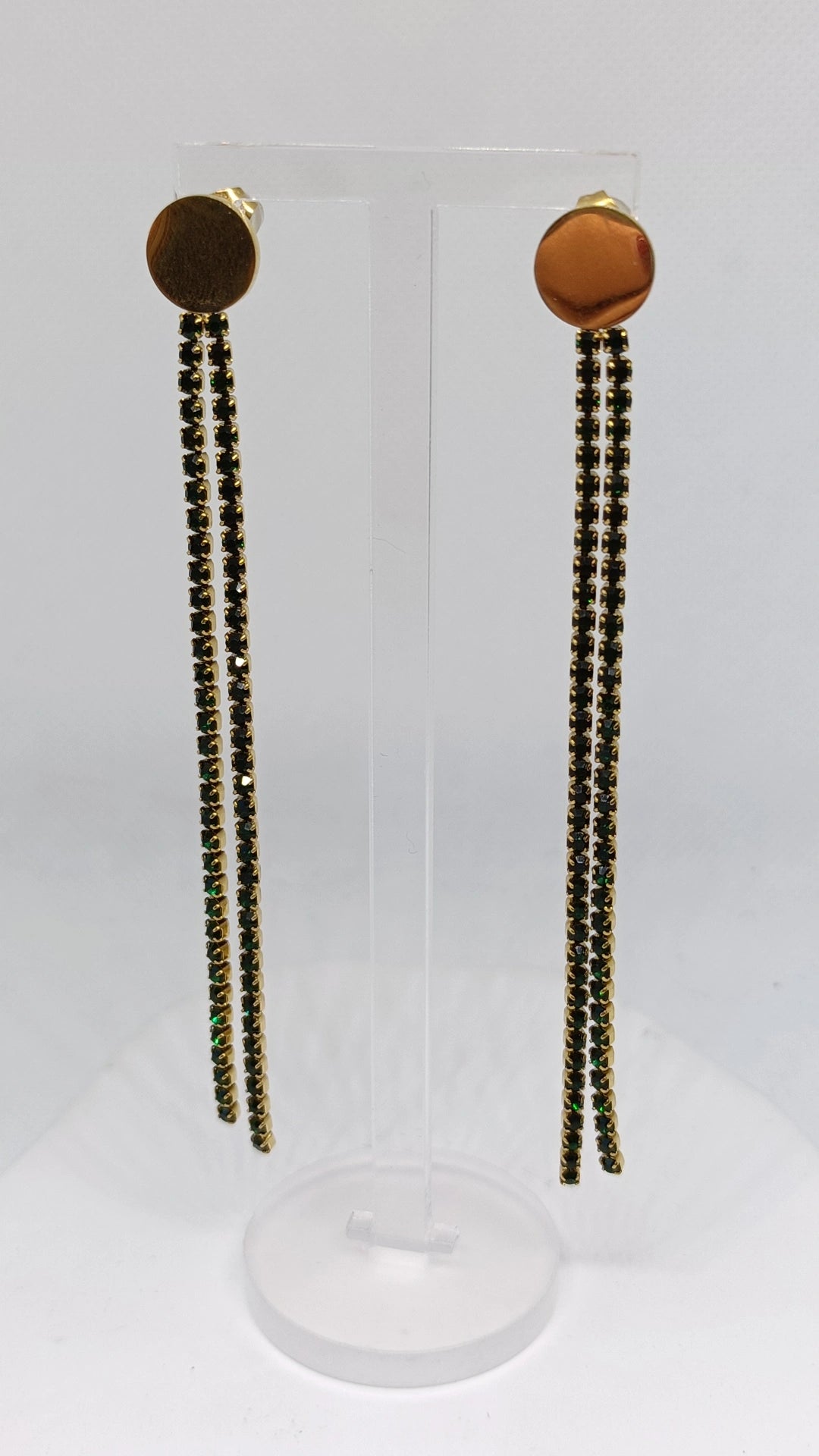 Brincos de Aço Dourado Compridos com Brilhantes Verdes