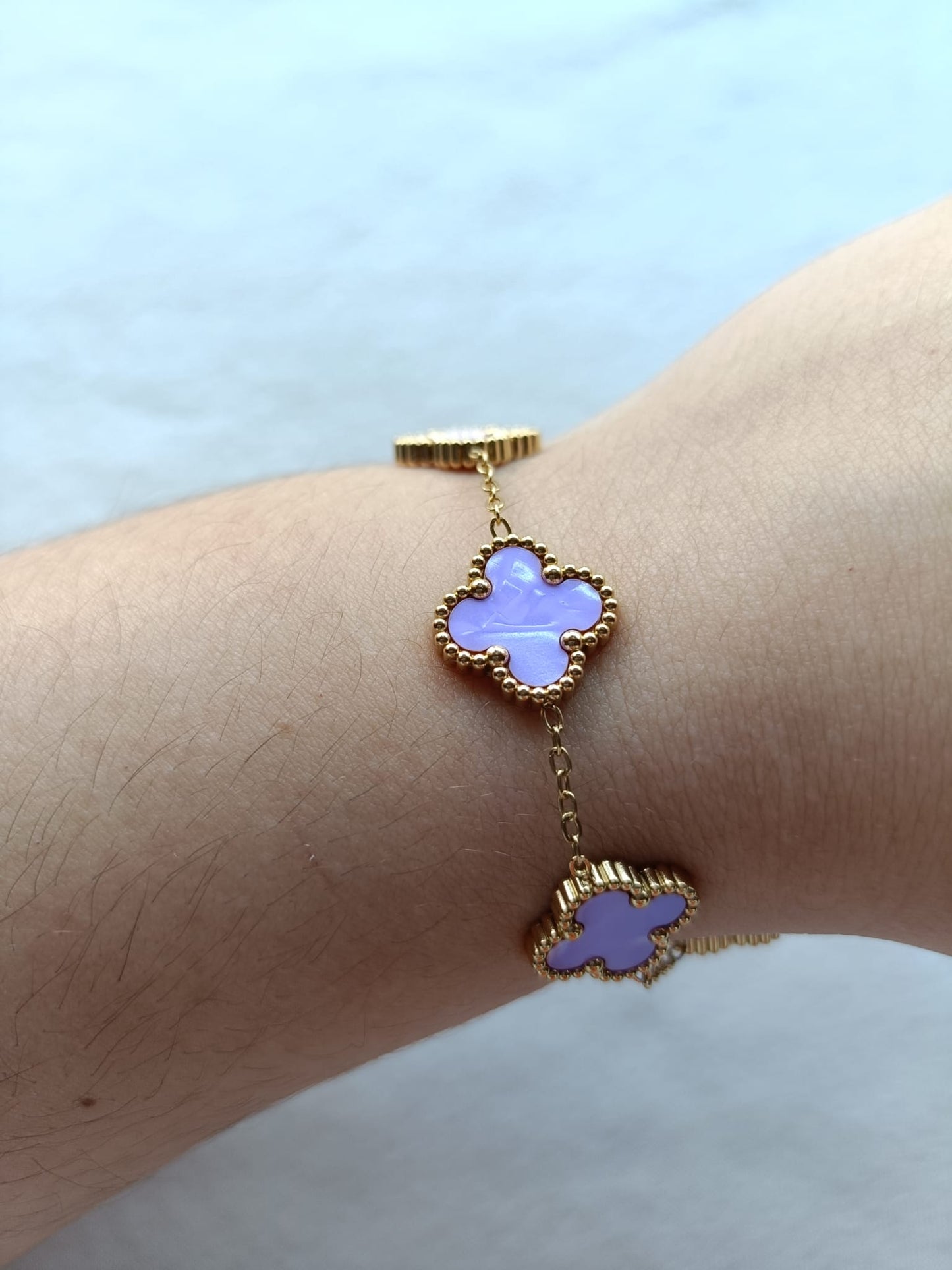 Pulseira de Aço Dourado de 5 Trevos Lilás Grandes