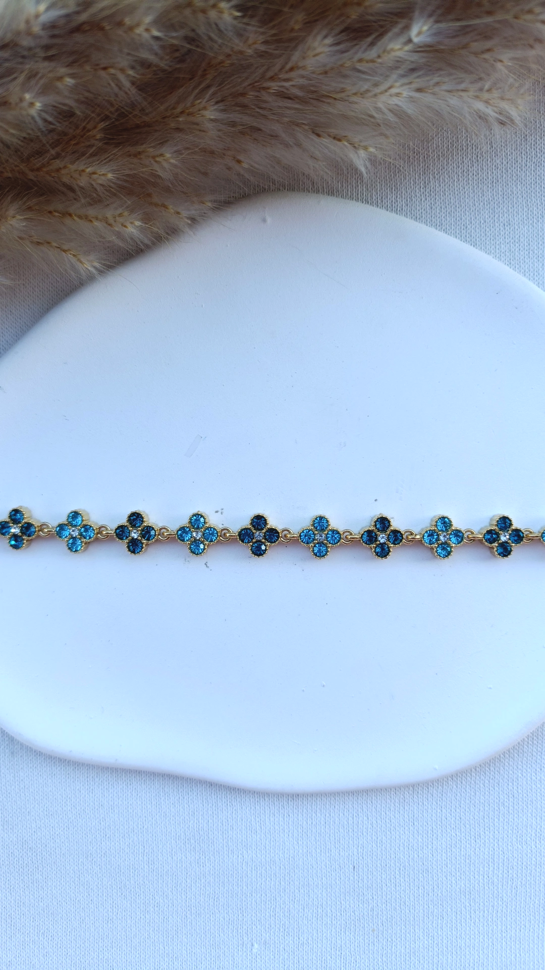 Pulseira de Aço Dourado Inspiração Swarovski de Trevo com Brilhantes Azuis