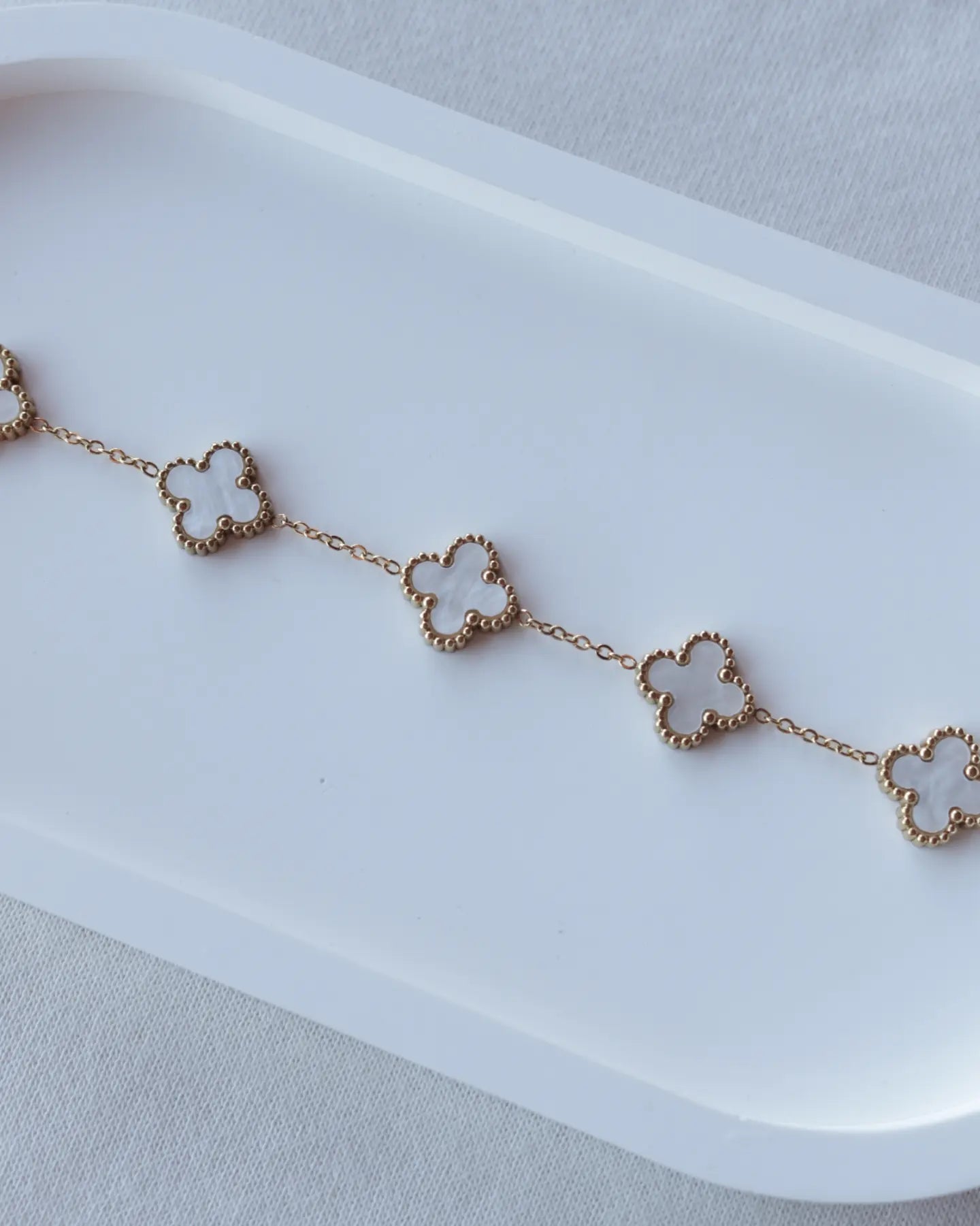 Pulseira de Aço Dourado de 5 Trevos Brancos